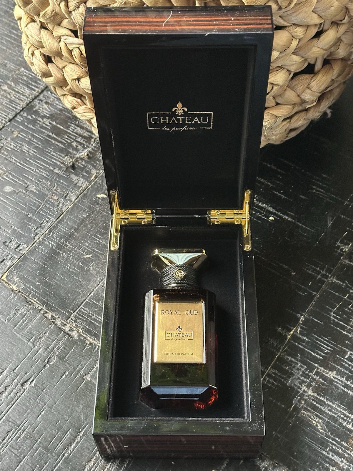 Chateau Les Parfums Royal Oud photo 2