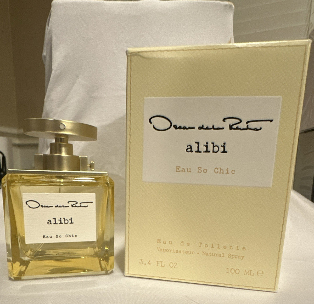 Oscar de la Renta Alibi Eau So Chic EDT 100ml box