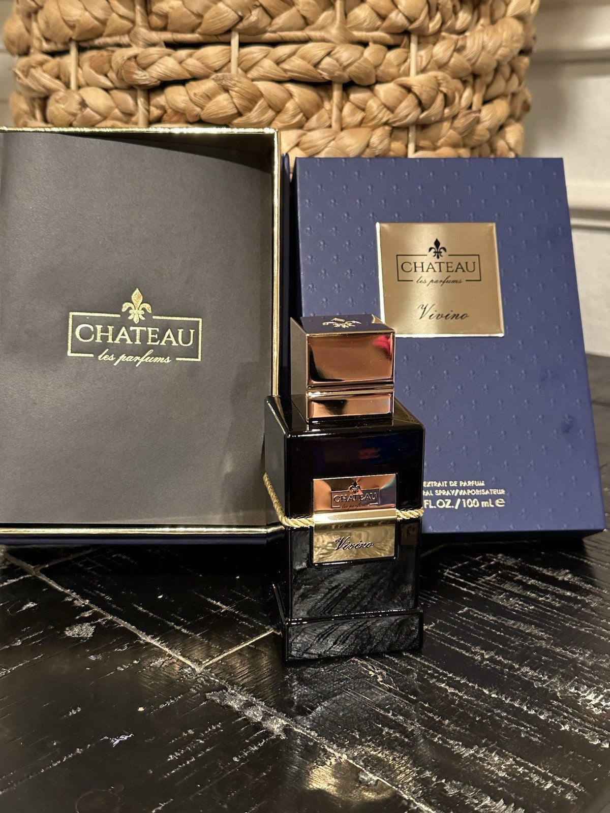 Chateau Les Parfums Vivino bottle with crown box