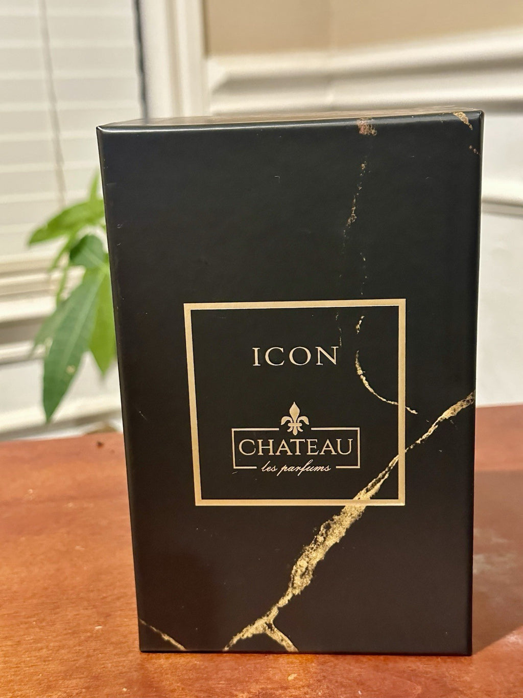 Chateau Les Parfums Icon box with emblem